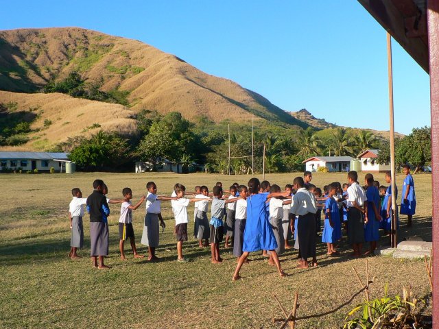 150- Rassemblement des eleves devant l'ecole le matin 